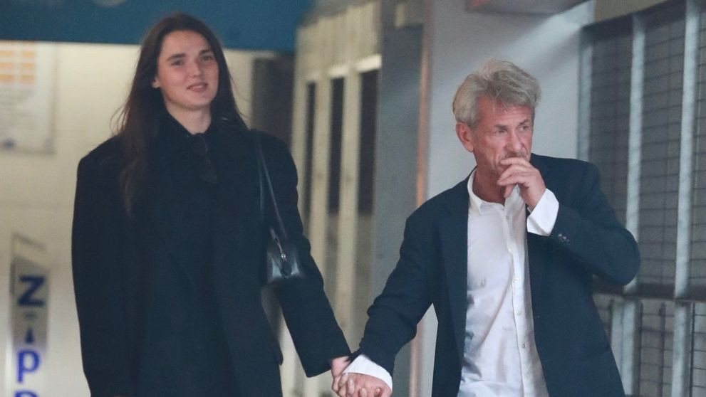Sean Penn și moldoveanca lui trupeșă, surprinși de paparazzi. Îi despart 35 de ani și câțiva centimetri, însă relația lor rezistă