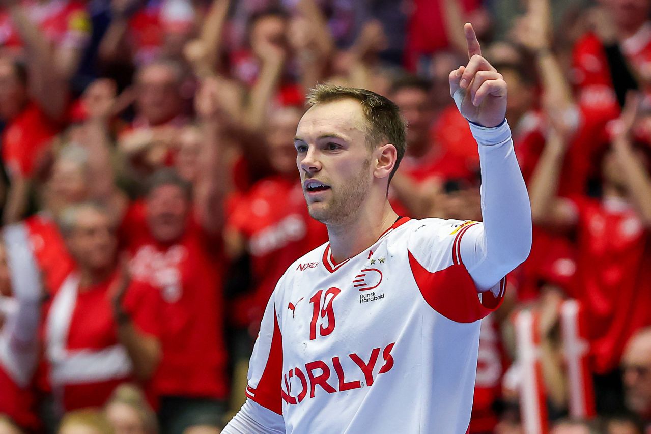 Mathias Gidsel în acțiune la Campionatul European handbal masculin, marcând goluri în meciul Danemarca Franța handbal. | sursa foto: Sport.ro Mathias Gidsel în acțiune la Campionatul European handbal masculin, marcând goluri în meciul Danemarca Franța handbal. | sursa foto: Sport.ro