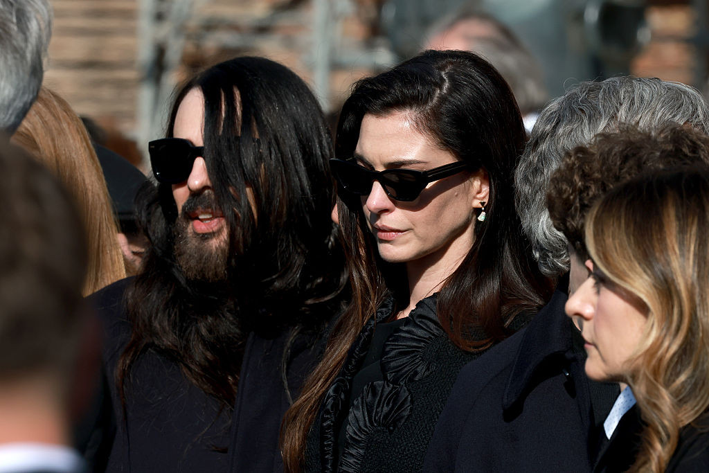 Imagini de la înmormântarea ”Ultimului împărat”. Anne Hathaway, Elizabeth Hurley, Anna Wintour, printre celebritățile aflate la funeraliile de la Roma