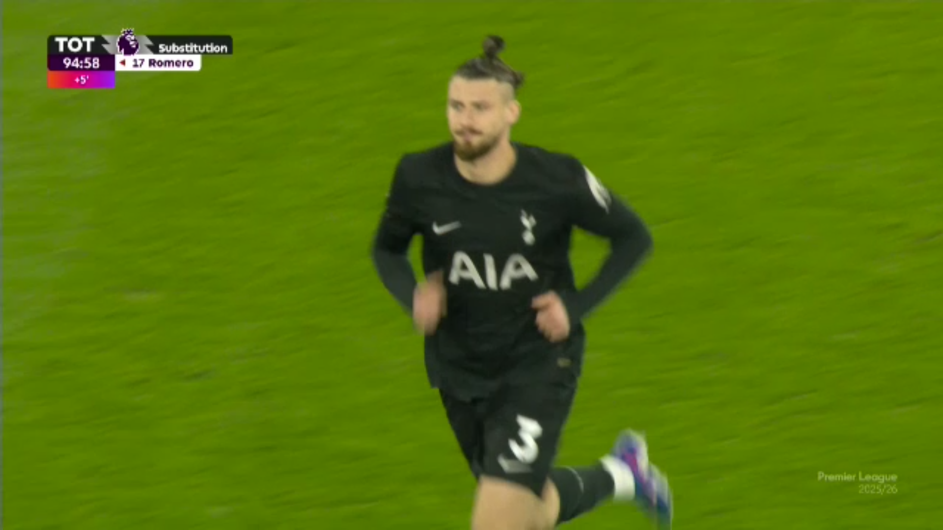 Apariția lui Radu Drăgușin pe teren în Burnley – Tottenham a aprins spiritele: ”Ar trebui demis!” / ”E un șarlatan, să plece!”