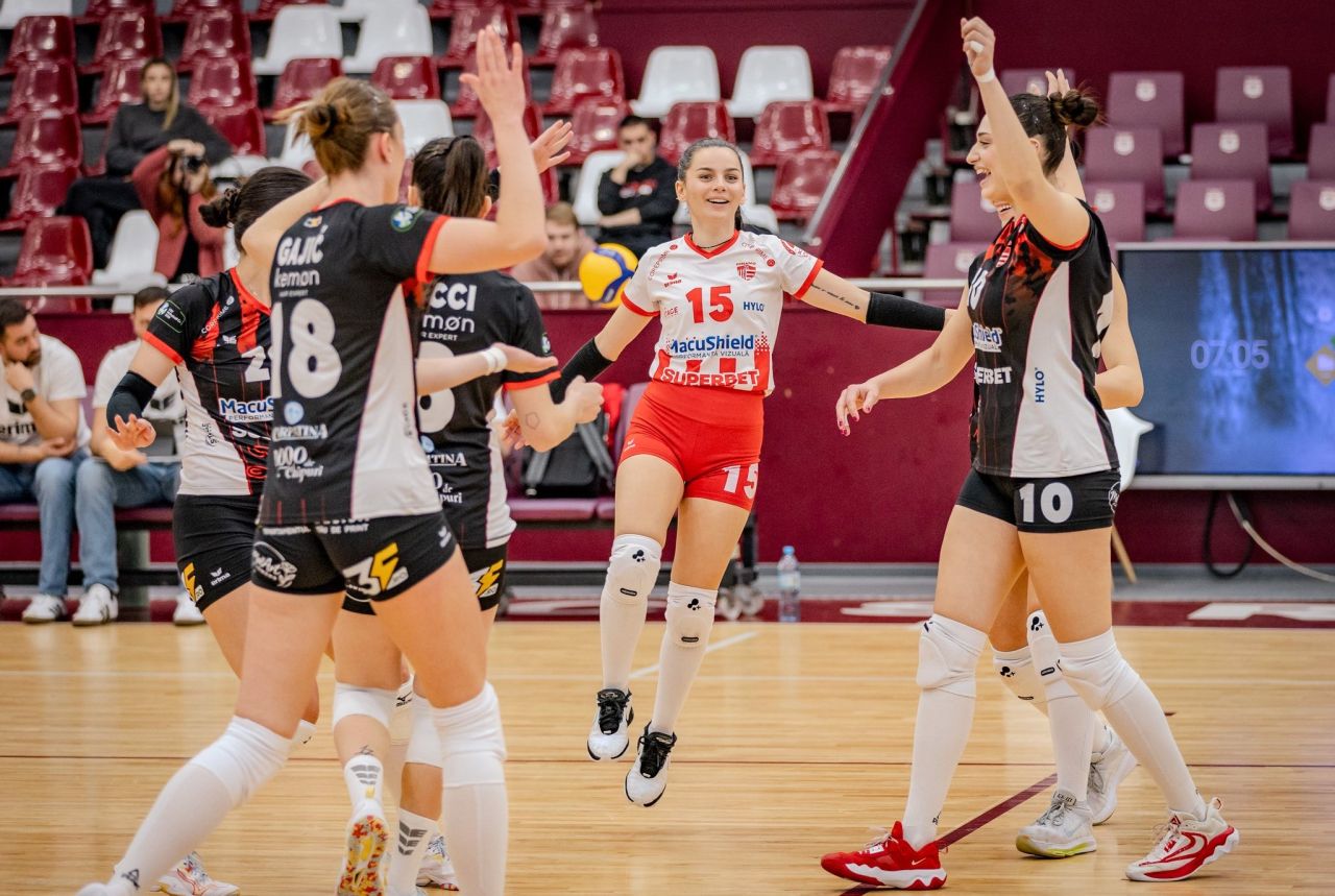 Jucătoare Dinamo volei în acțiune pe teren în meci Divizia A1 volei feminin, marcând puncte în victoria clară 3-0 | sursa foto: Sport.ro Jucătoare Dinamo volei în acțiune pe teren în meci Divizia A1 volei feminin, marcând puncte în victoria clară 3-0 | sursa foto: Sport.ro