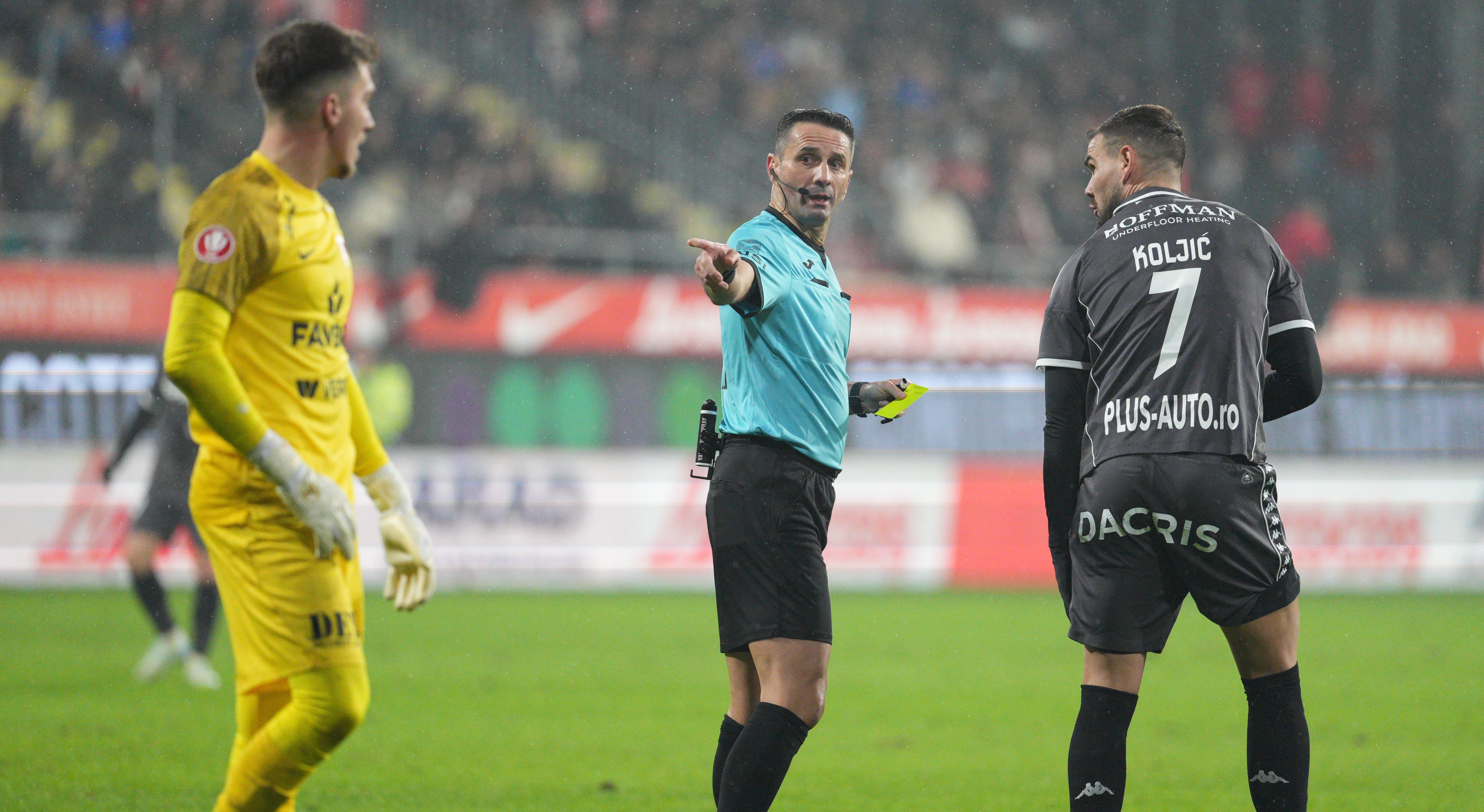 Arbitrajul din UTA - Rapid 1-2, criticat: „Nu poți să dai asemenea penalty”