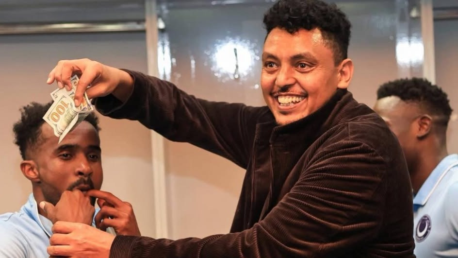 Show cu Gigi Becali al arabilor: Reghecampf și jucătorii săi, „îngropați“ în bancnote în vestiar