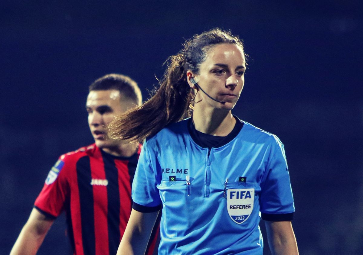 Cine este femeia care va arbitra în meciul FCSB - Fenerbahce din Europa League