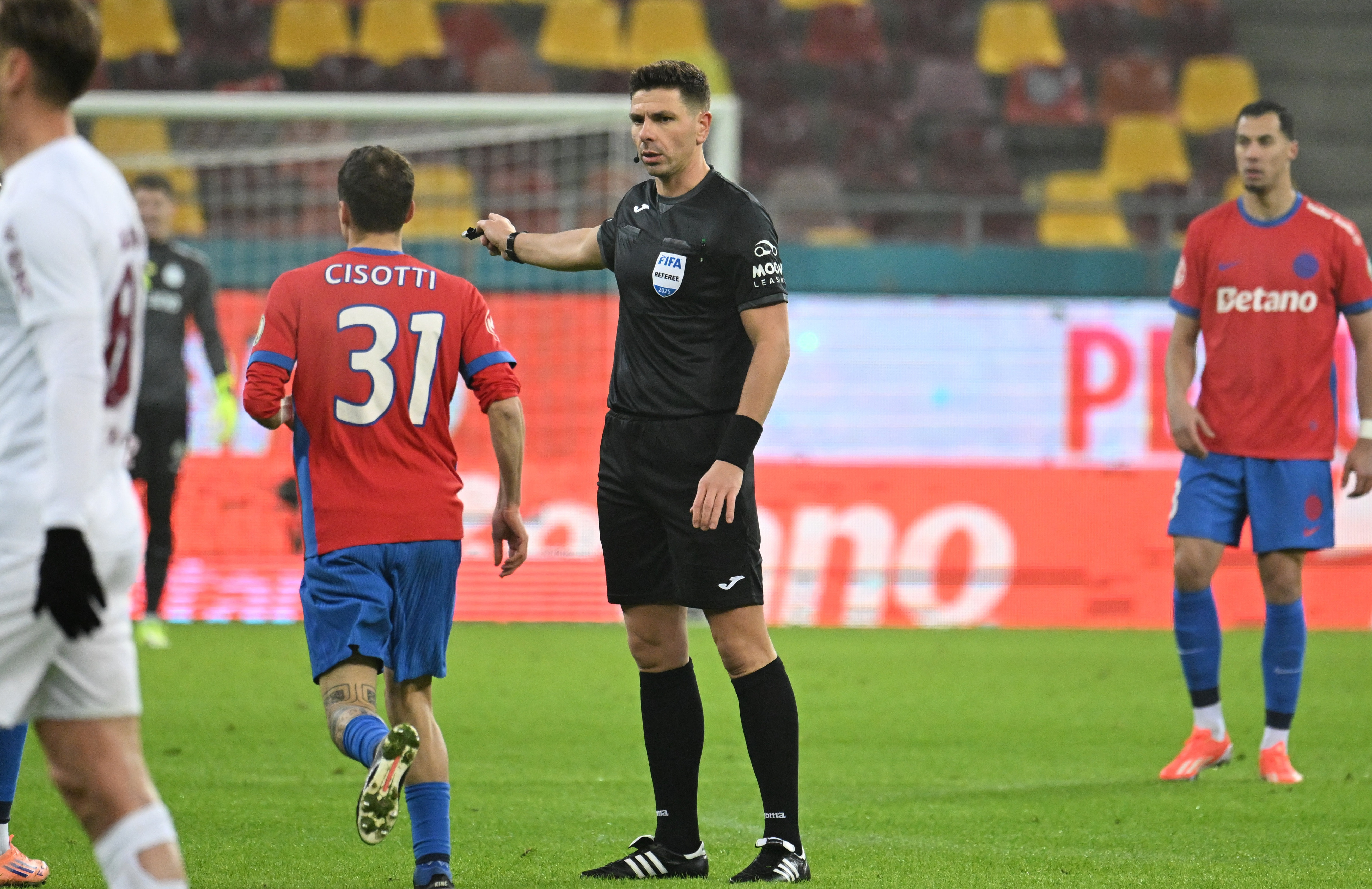 FCSB, distrusă de arbitri în umilința cu CFR Cluj: ”E de cartonaș roșu!”