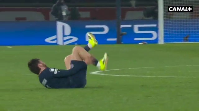 Horror! Kvaratskhelia s-a prăbușit la pământ și a fost scos de pe teren după mai multe minute de chin