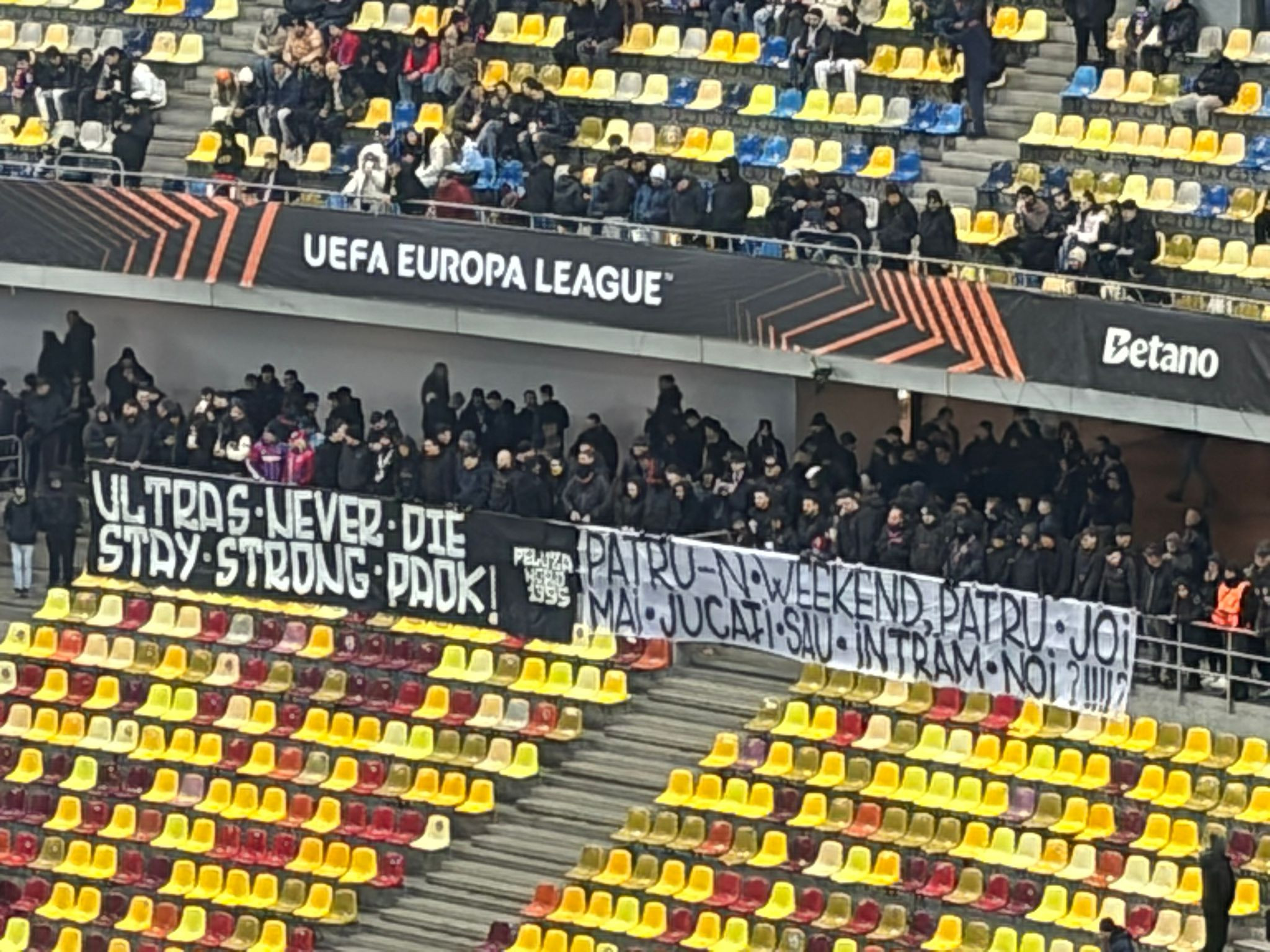 Suporterii lui FCSB s-au săturat și i-au luat peste picior pe jucători. Mesajul afișat la duelul cu Fenerbahce
