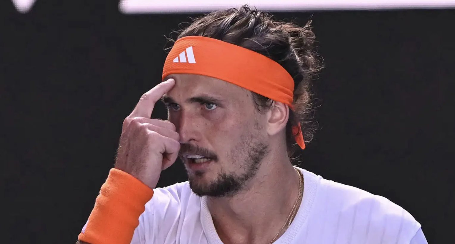 „Tâmpenii!” Zverev, furios pe arbitru și oficialii turneului, când Alcaraz a cerut time-out medical. Scene ireale în prima semifinală de la Melbourne