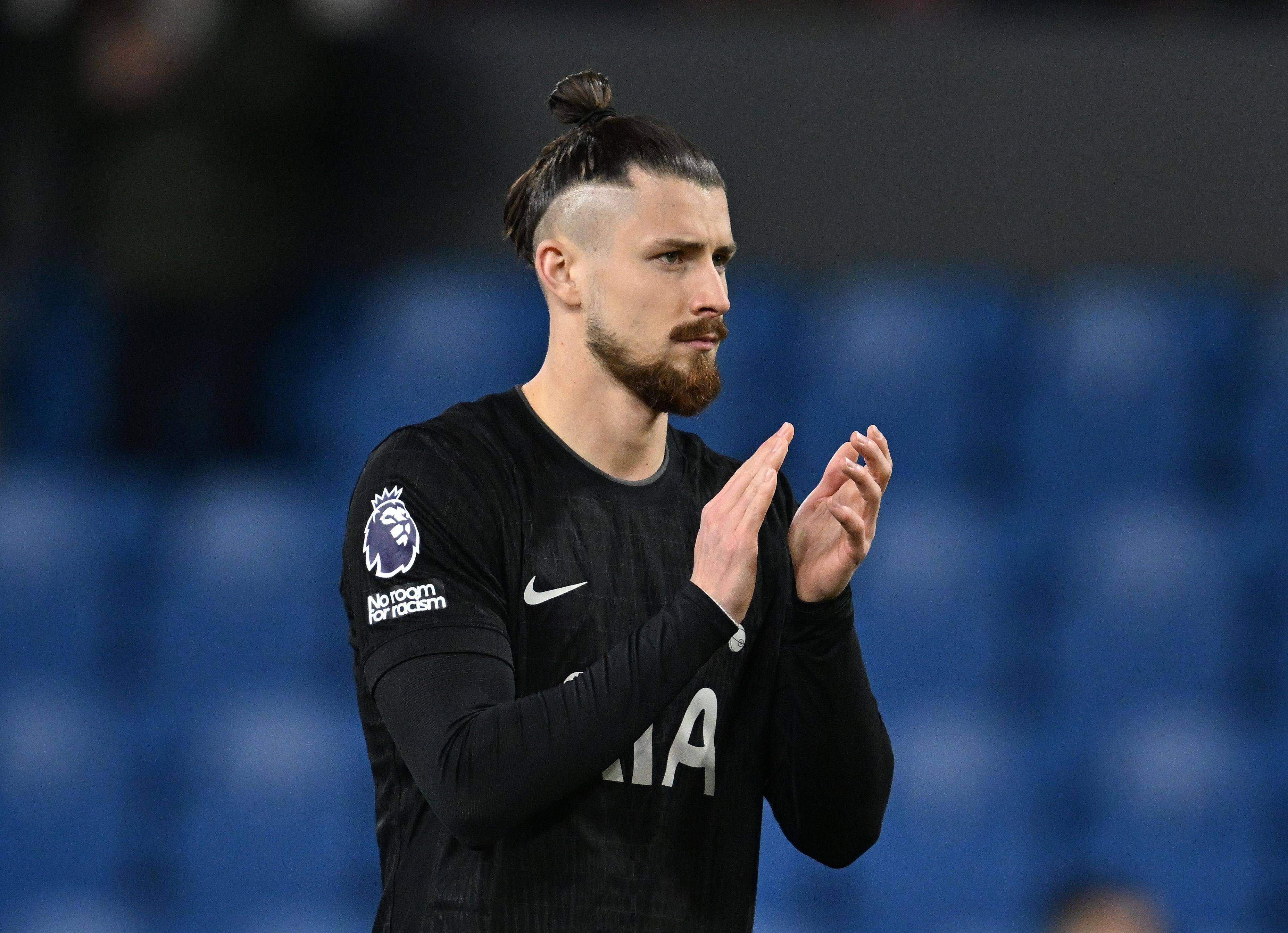 Ce au spus englezii despre Radu Drăgușin după meciul cu Manchester City: „Este corect că a jucat doar șase minute”