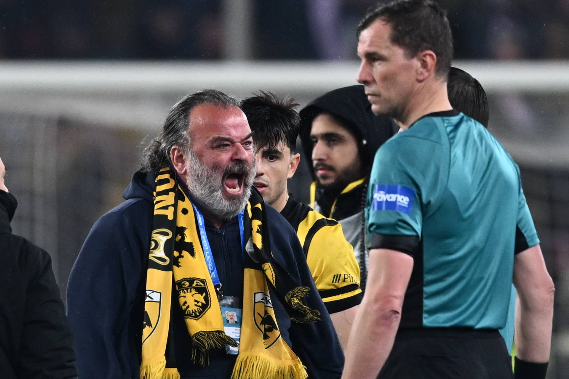 Scandal în Grecia la AEK - Olympiacos, cu Răzvan Marin decisiv. Patronul a intrat pe teren