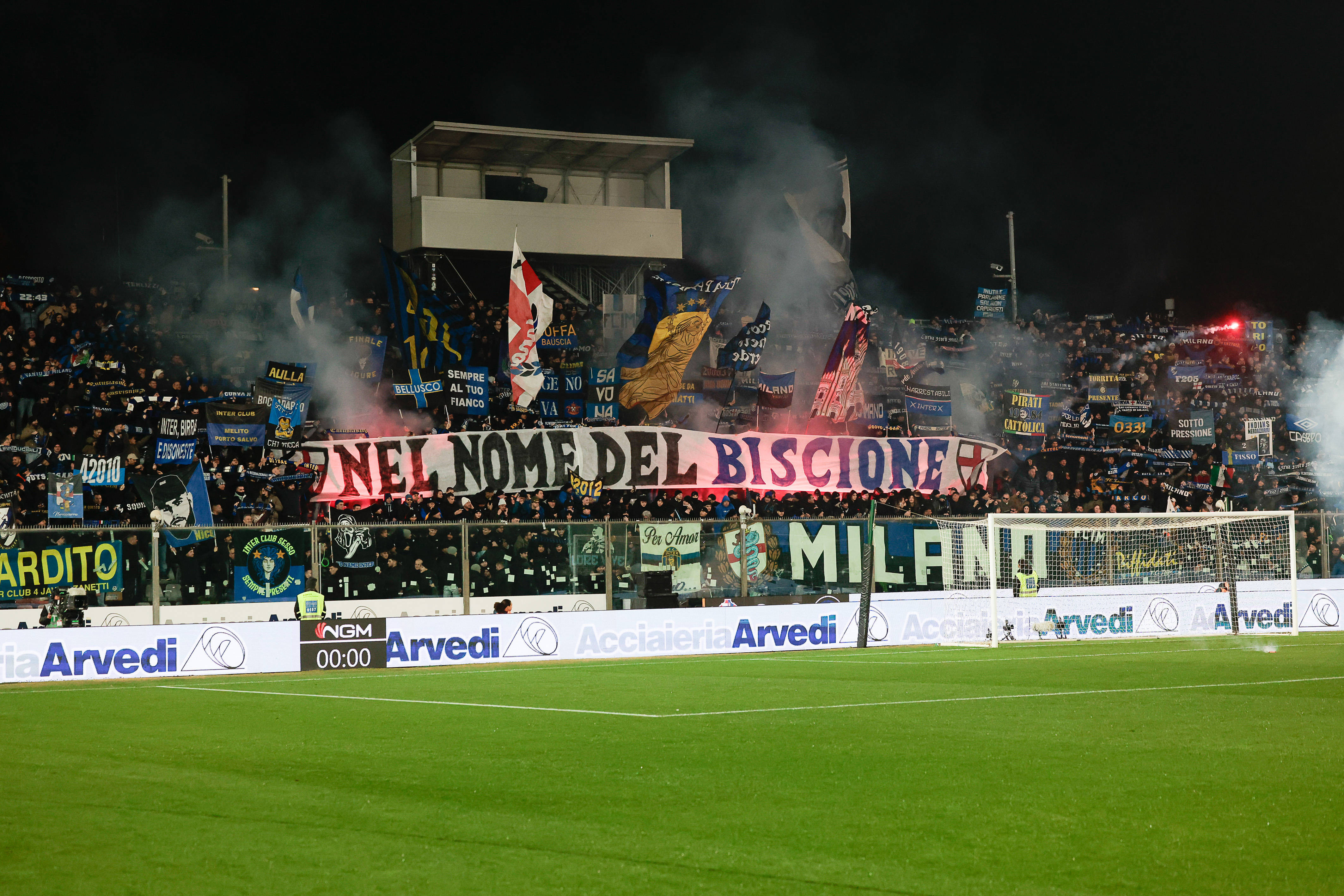 Scandal rasist după victoria lui Chivu: ultrașii lui Inter au băgat în spital patru tineri după meciul cu Cremonese