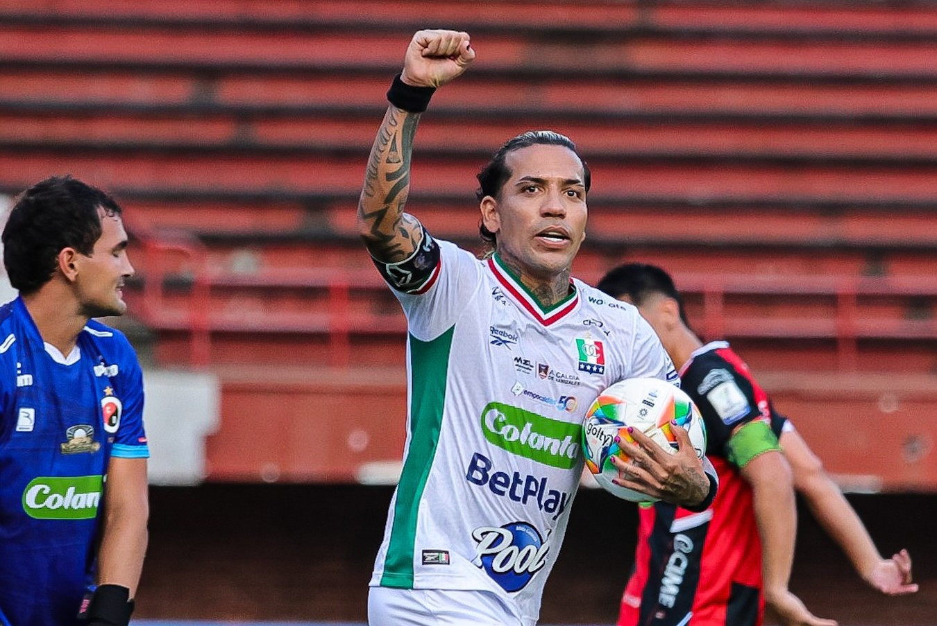 Dayro Moreno ”își sporește propria legendă cu un gol senzațional” în noroi! Și cu un pic de ajutor de la adversar