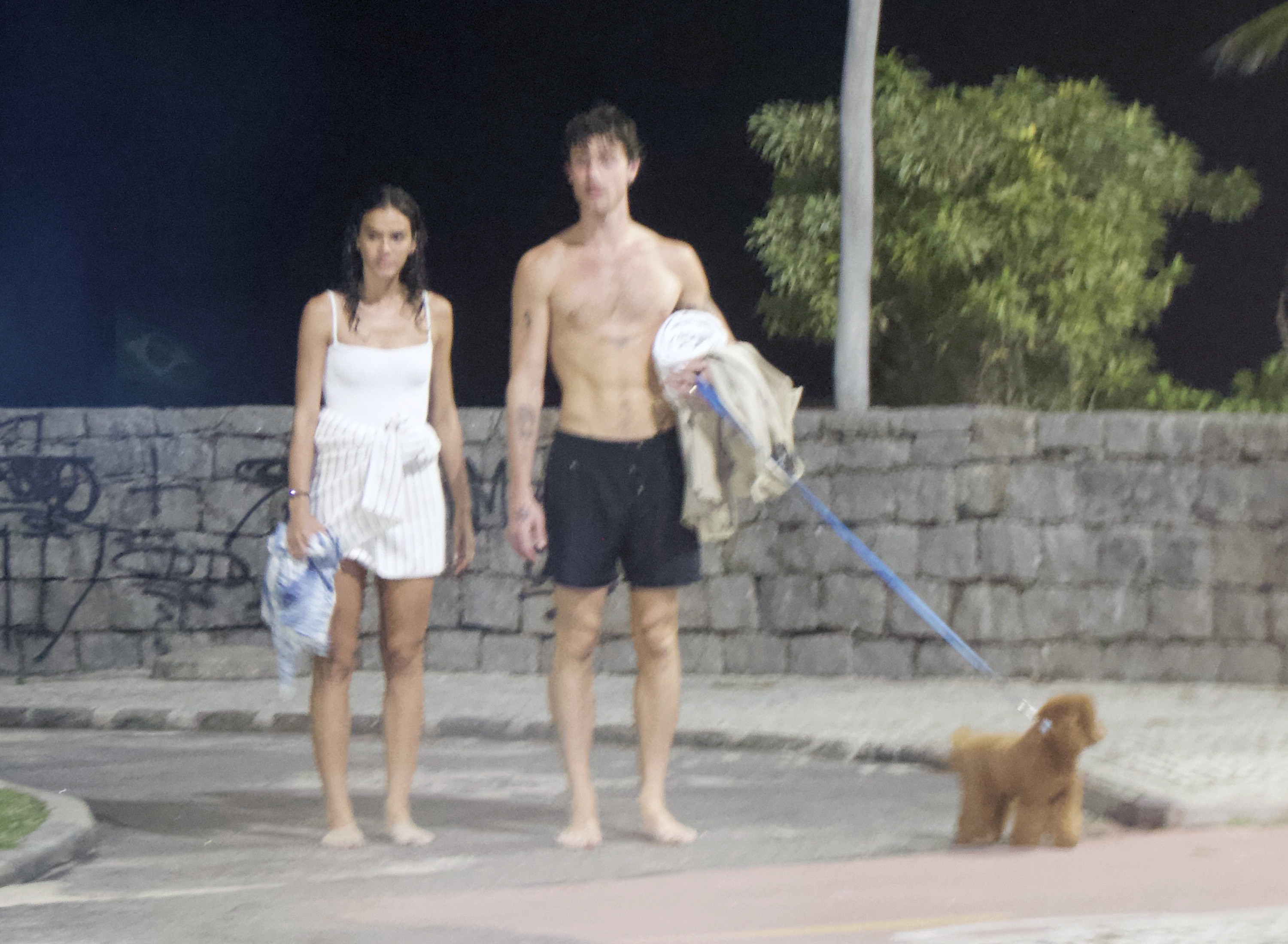 Desculți și îndrăgostiți, la o plimbare romantică după lăsarea serii! Imaginile surprinse de paparazzi cu cel mai nou cuplu din showbiz au făcut înconjurul internetului