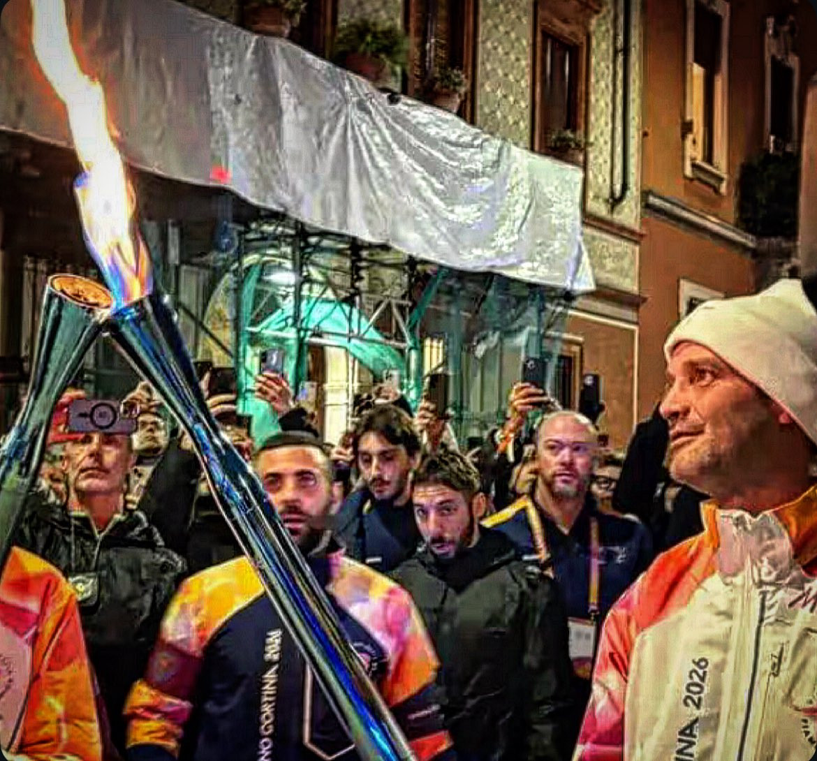 Moment istoric! Chivu a purtat torța olimpică prin Milano