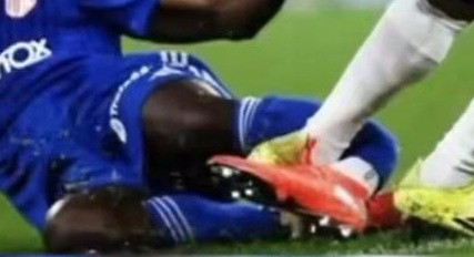 Imagini horror! Accidentare oribilă pentru fotbalistul Rapidului! Și-a rupt piciorul după o intrare prin alunecare