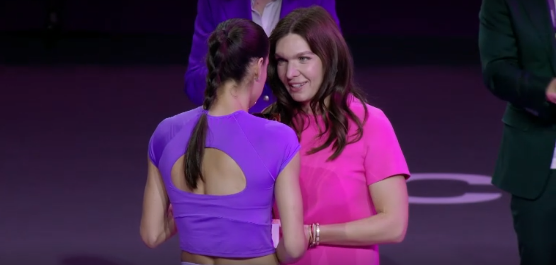 Momentul zero al finalei Transylvania Open 2026. Finalistă în prima ediție, Simona Halep i-a înmânat trofeul Soranei Cîrstea