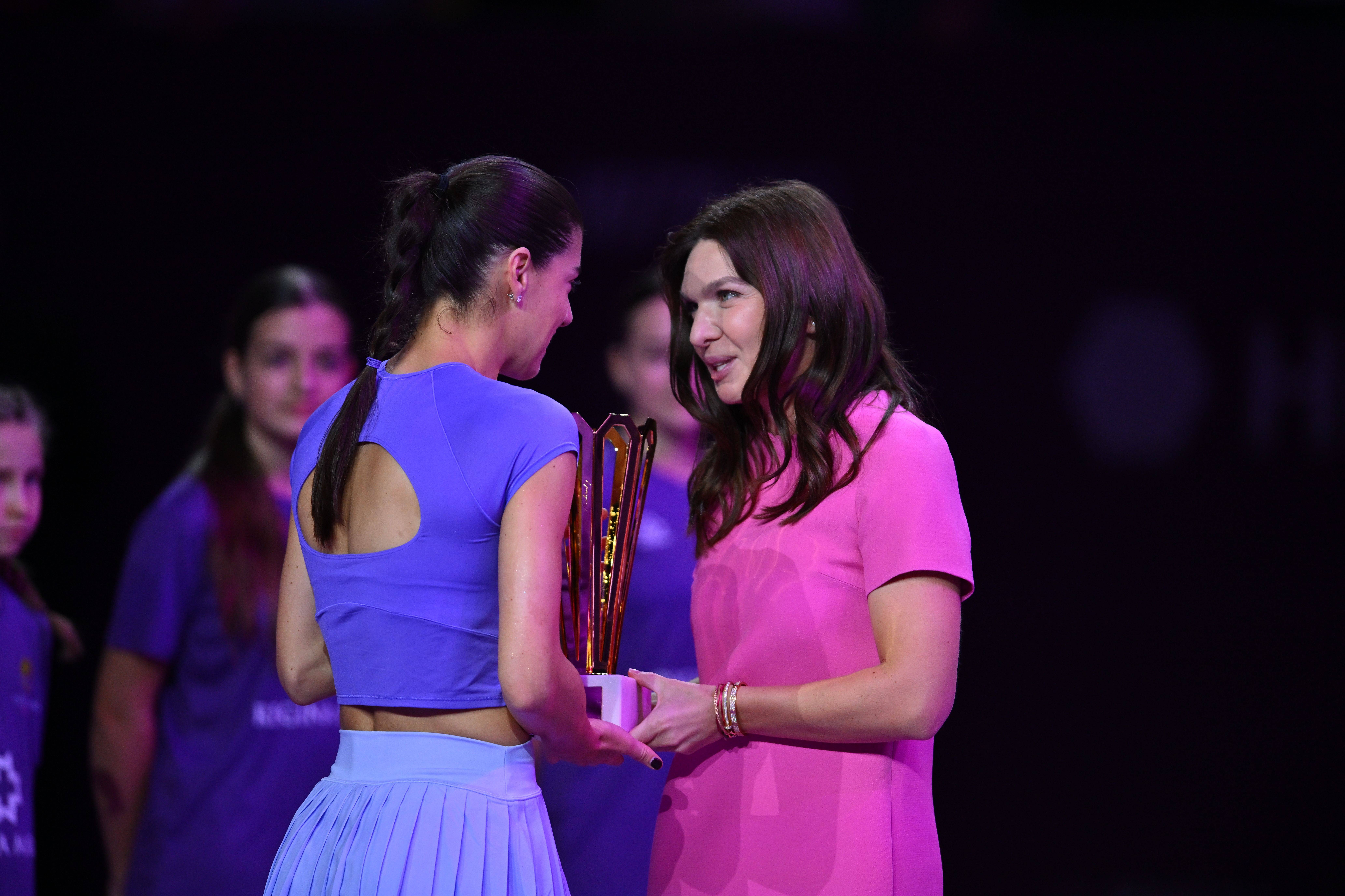 Momentul zero al finalei Transylvania Open 2026. Finalistă în prima ediție, Simona Halep i-a înmânat trofeul Soranei Cîrstea