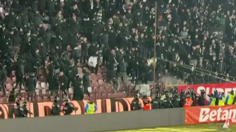 După conflictul Bergodi - Cordea, acțiunea s-a mutat în peluză. Jandarmii au folosit gaze lacrimogene