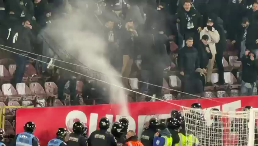 După conflictul Bergodi - Cordea, acțiunea s-a mutat în peluză. Jandarmii au folosit gaze lacrimogene