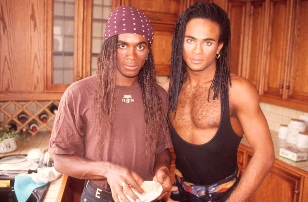 I-au luat înapoi premiul Grammy și l-au transformat într-un simbol al rușinii. După 35 de ani, Fab Morvan de la Millli Vanilli a revenit în showbiz!