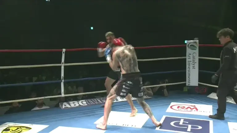 Bogdan Stoica și-a făcut KO adversarul la K-1 World GP! Faraoni a fost scos pe targă