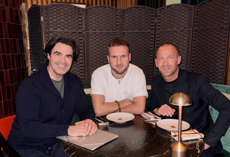 George Pușcaș a semnat: „Mult noroc pentru un viitor minunat”