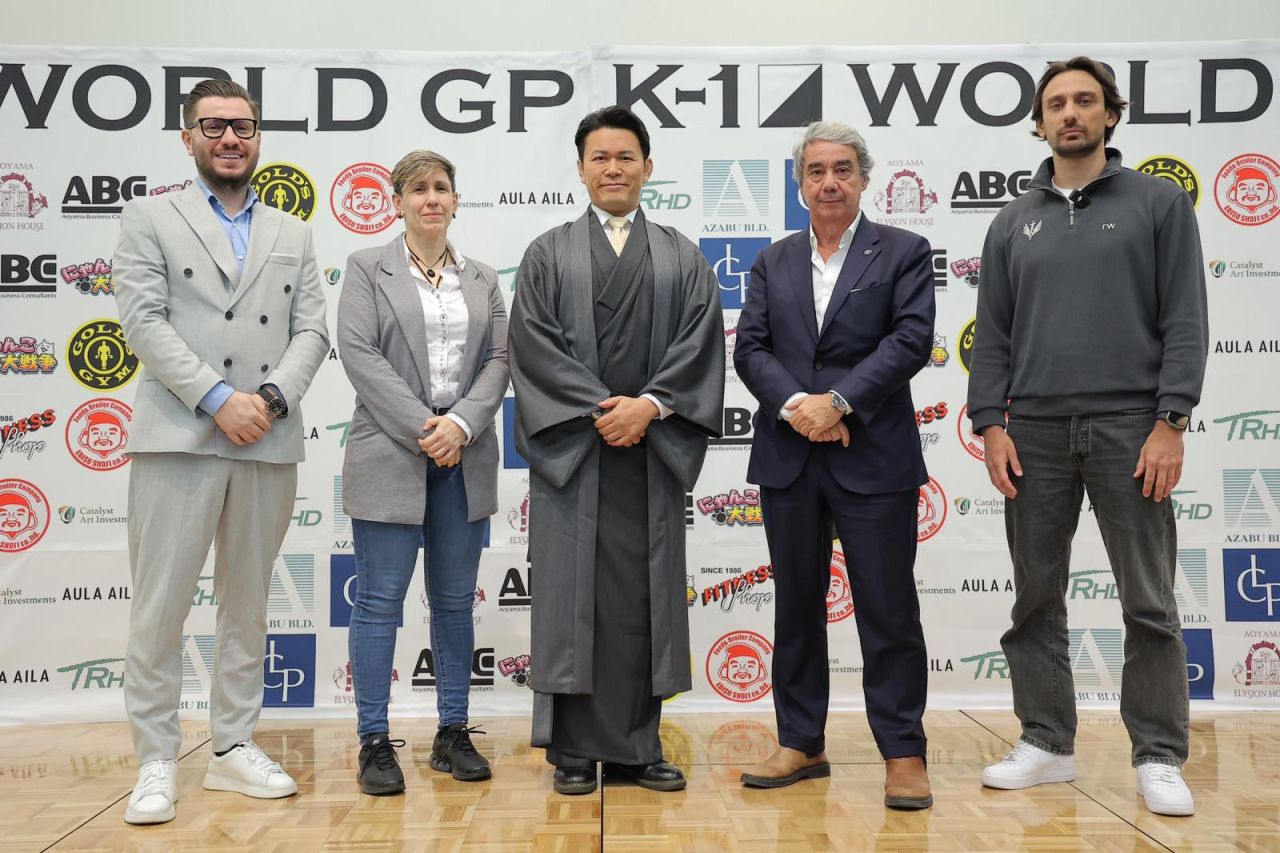 Luptători de kickboxing în ring la K-1 World MAX București, turneu calificare pentru kickboxing Europa de Est, cu public și arbitri în sală | sursa foto: Sport.ro Luptători de kickboxing în ring la K-1 World MAX București, turneu calificare pentru kickboxing Europa de Est, cu public și arbitri în sală | sursa foto: Sport.ro