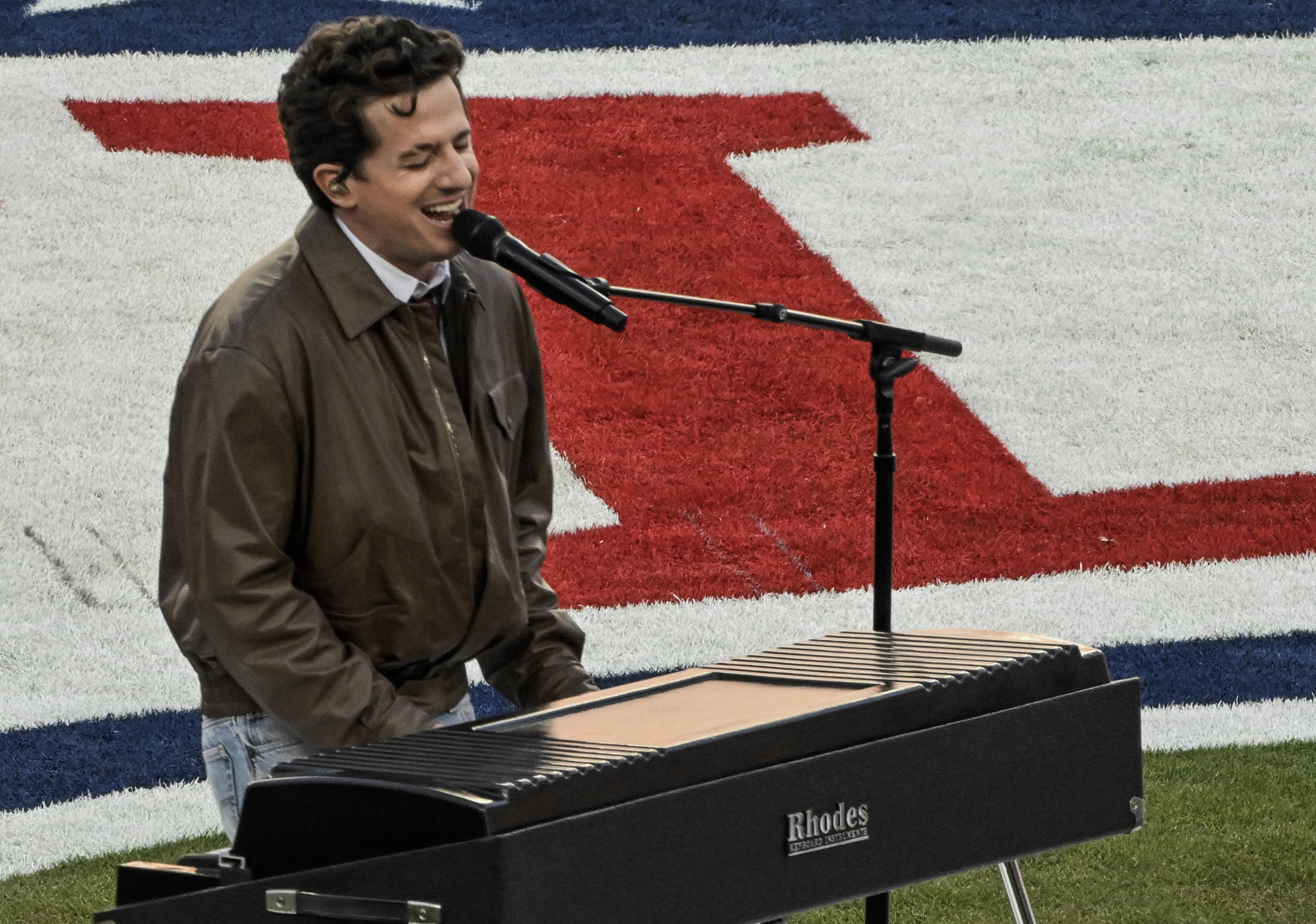 Imnul SUA a răsunat pe Levi’s Stadium! Charlie Puth, interpretare de nota 10
