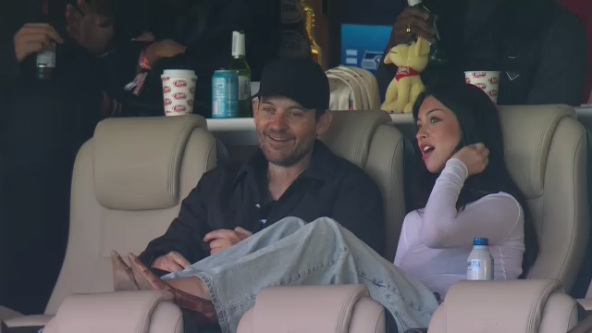 Avalanșă de staruri la Super Bowl 2026! Actori și cântăreți celebri au urmărit cel mai important meci din NFL