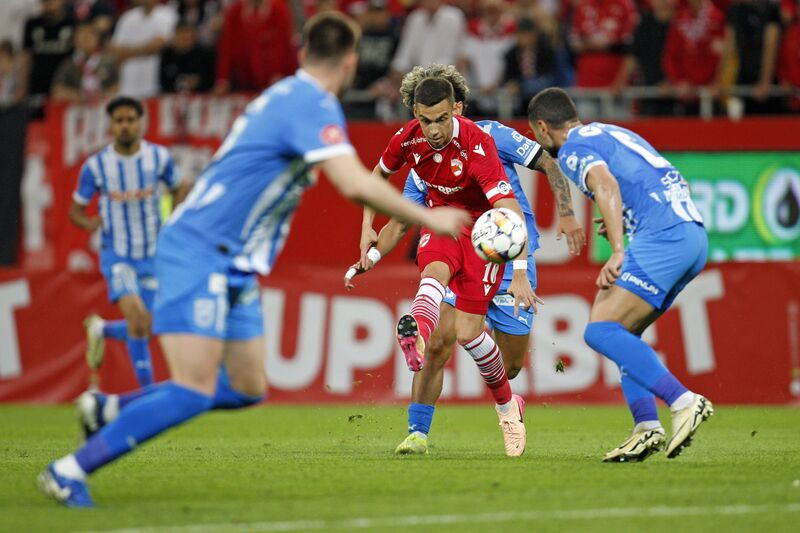 Dinamo - Universitatea Craiova, derby pentru locul 1 din Superligă, de la ora 20:00!