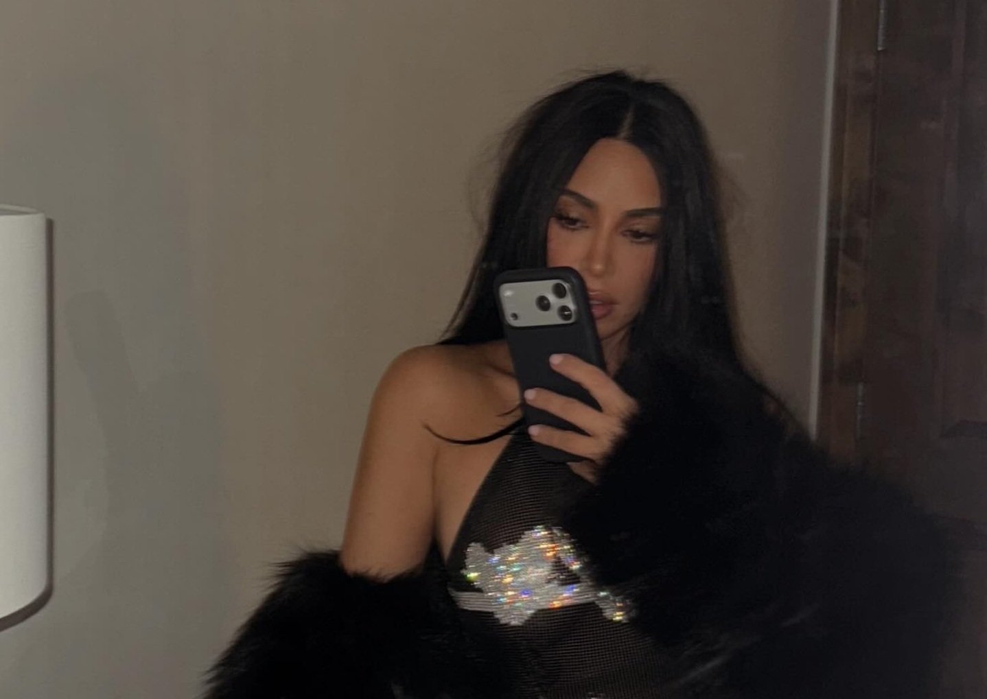 Nu se mai ascund! Cum au fost surprinși Kim Kardashian și Lewis Hamilton la Super Bowl 2026