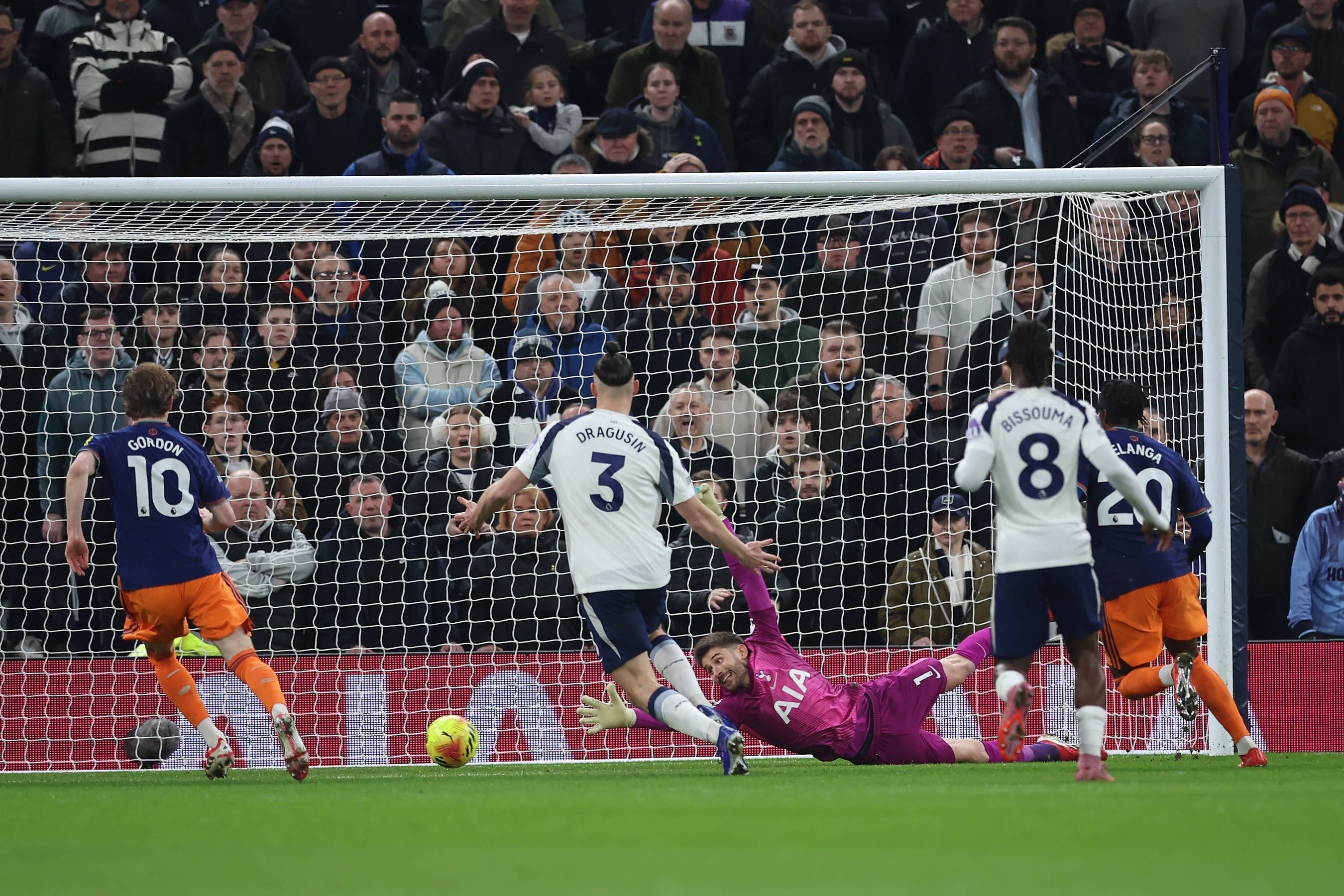 Tottenham – Newcastle 0-0, ACUM pe VOYO! Radu Drăgușin e titular