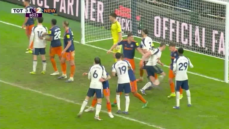 Tottenham - Newcastle: Radu Drăgușin trimite cu capul din corner în minutul 81