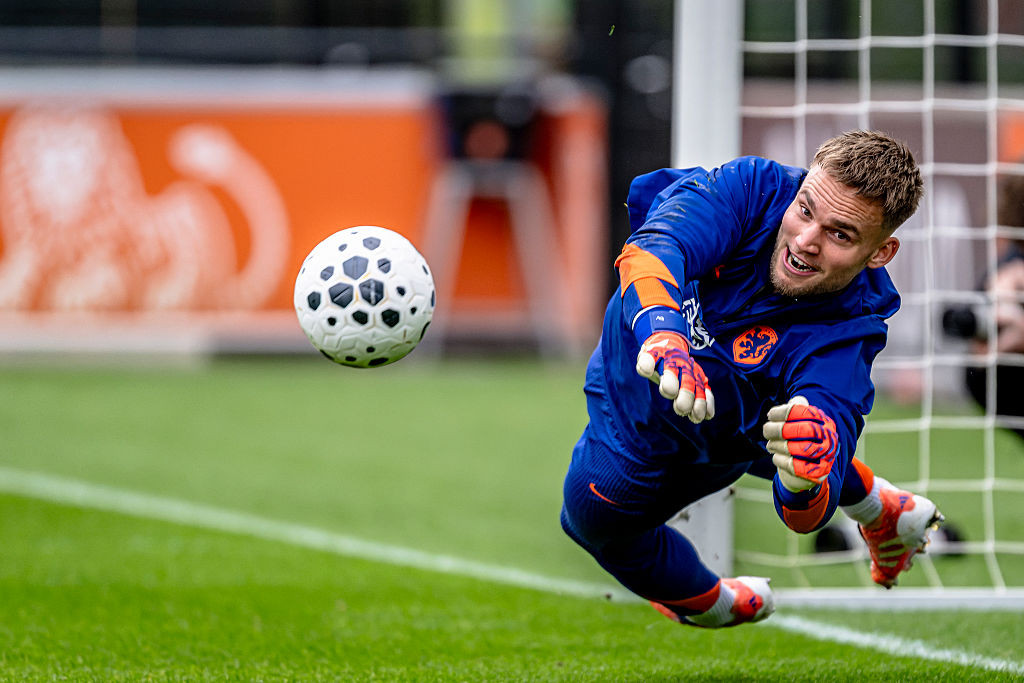 Chelsea și Bayern Munchen se luptă pentru transferul unui portar olandez din Premier League