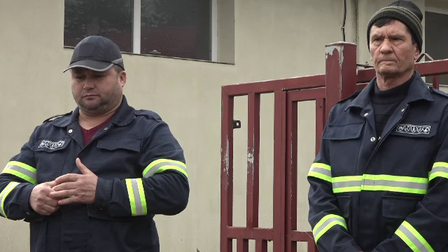 Pompieri voluntari din Galați trimiși prin 112 să stingă un incendiu, trași pe dreapta de un polițist supărat. Ce a urmat