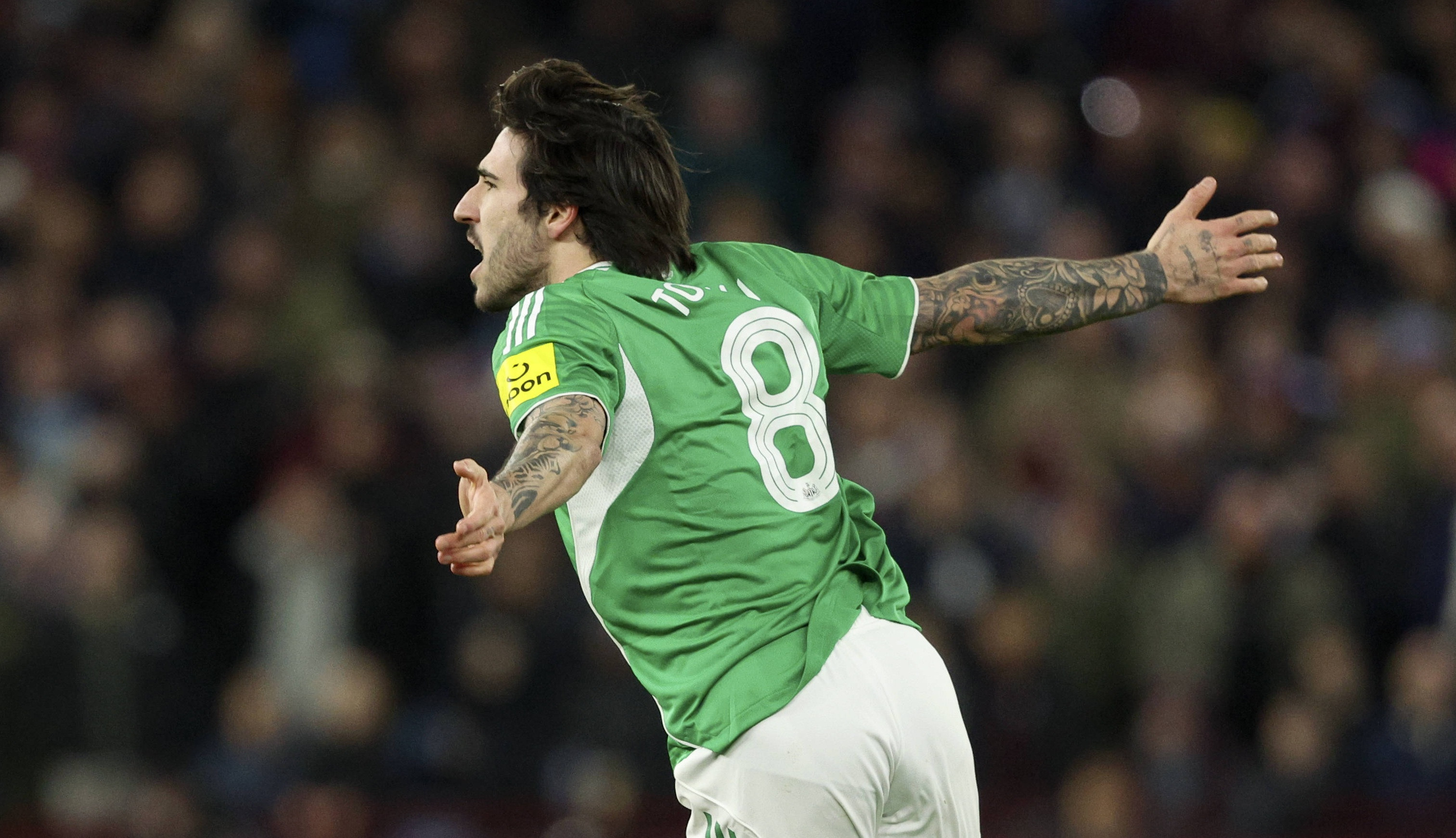 Cu un om în plus, Newcastle a trecut de Aston Villa în FA Cup