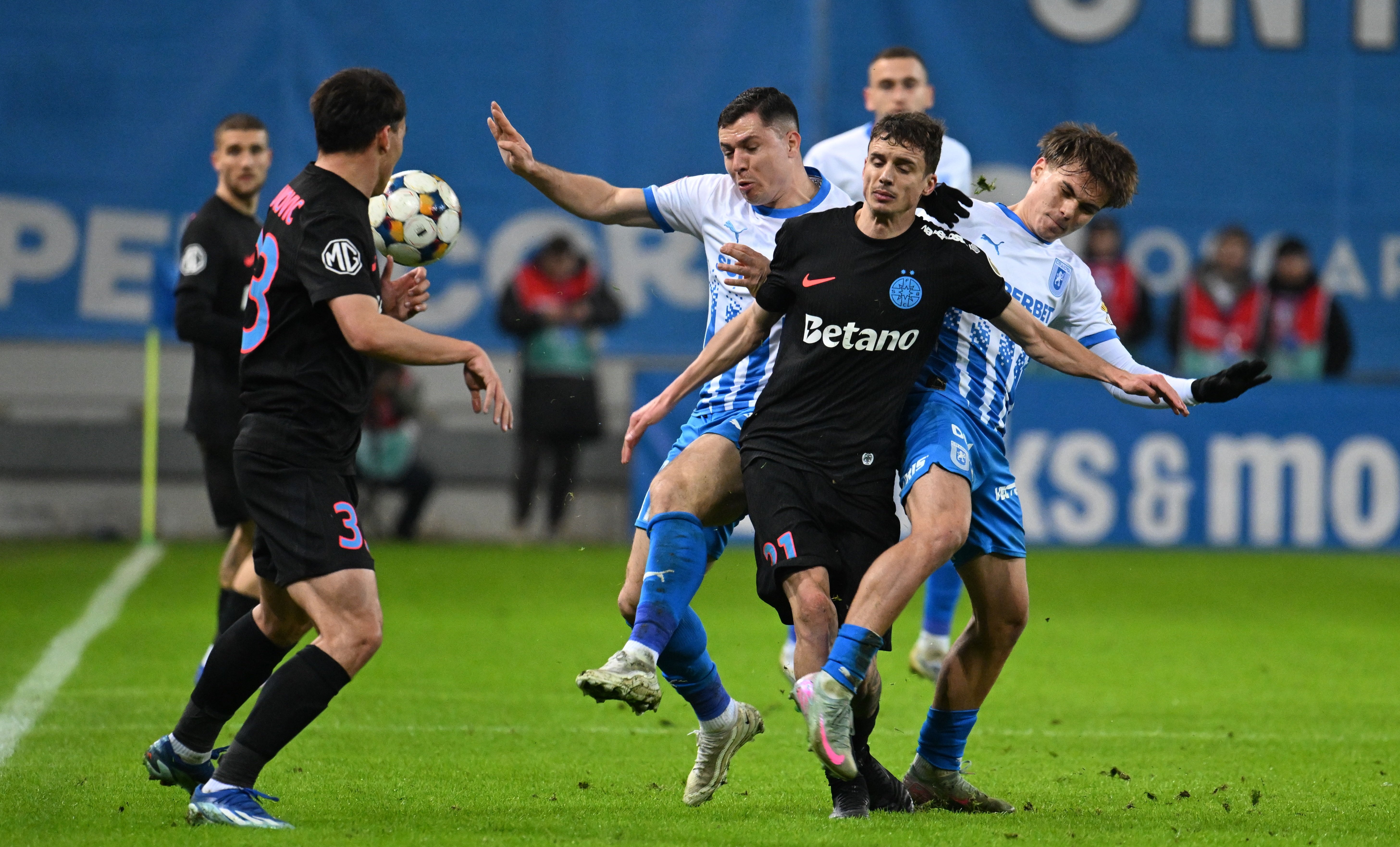 Universitatea Craiova – FCSB, GOOOOOOL ACUM, Bîrligea - bară și galben pentru simulare! Campioana are 3 portari de rezervă