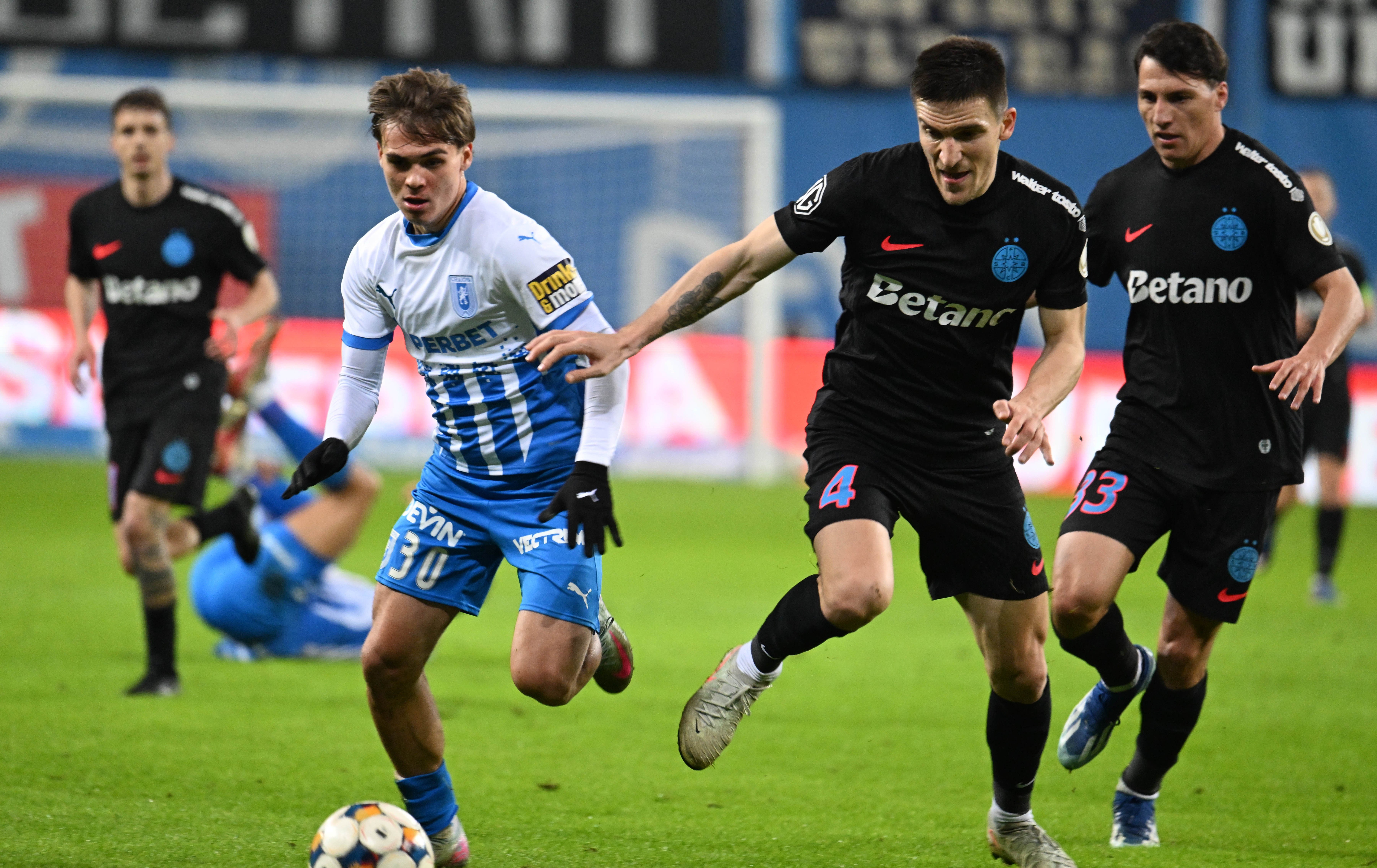 Doar o singură schimbare la pauză în Universitatea Craiova - FCSB! Cum vor arăta echipele în a doua repriză