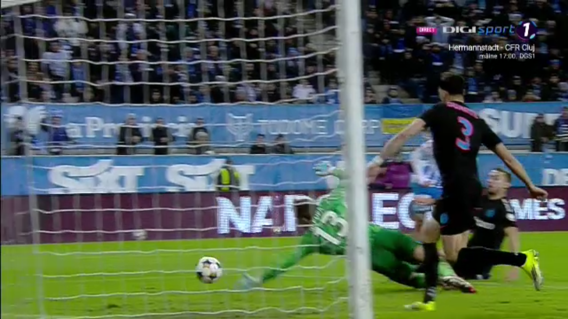 Cinci minute de VAR în Universitatea Craiova - FCSB! Arbitrul Marian Barbu a corectat o decizie crucială