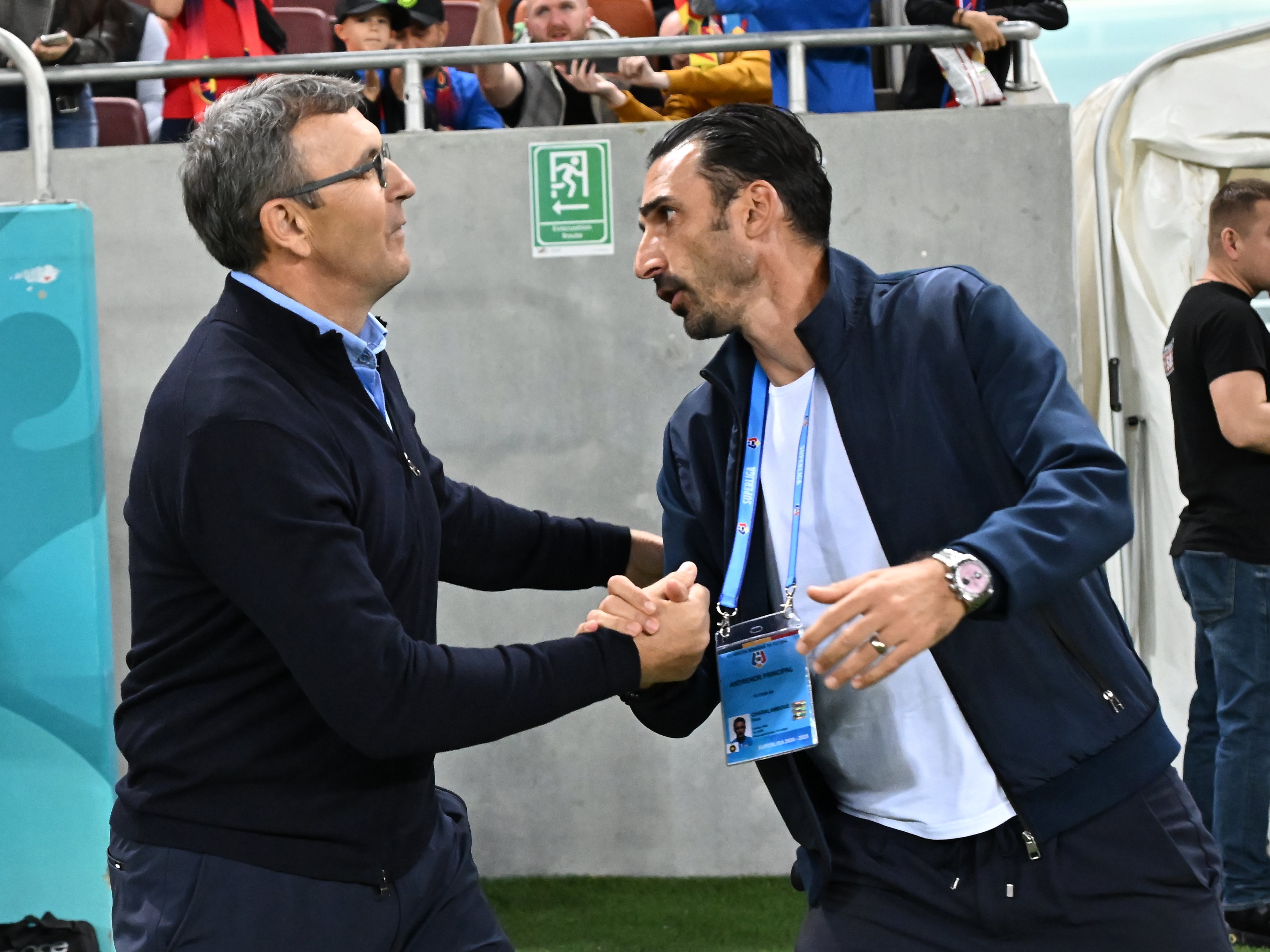 Antrenorul din Superliga a „explodat” și a spart tabla din vestiar la pauza meciului. Ce a urmat