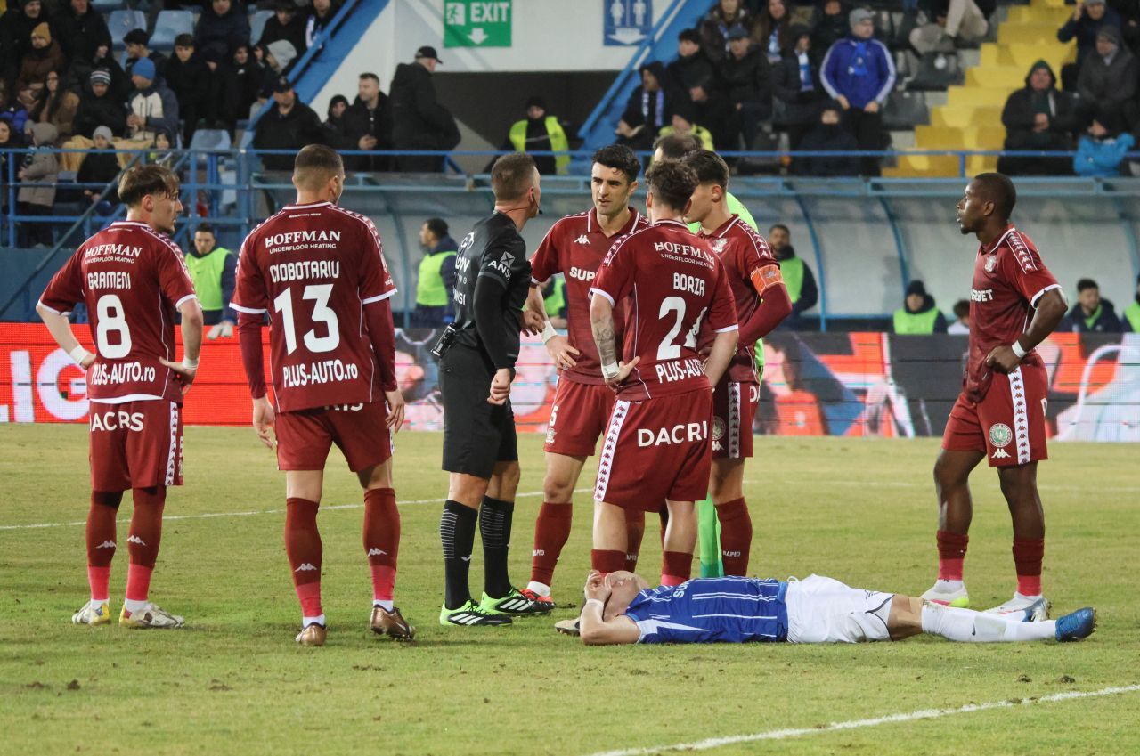 Emil Săndoi vorbind la conferința de presă după victoria Universității Craiova, comentând despre Rapid titlu și echipa olteană | sursa foto: Sport.ro Emil Săndoi vorbind la conferința de presă după victoria Universității Craiova, comentând despre Rapid titlu și echipa olteană | sursa foto: Sport.ro