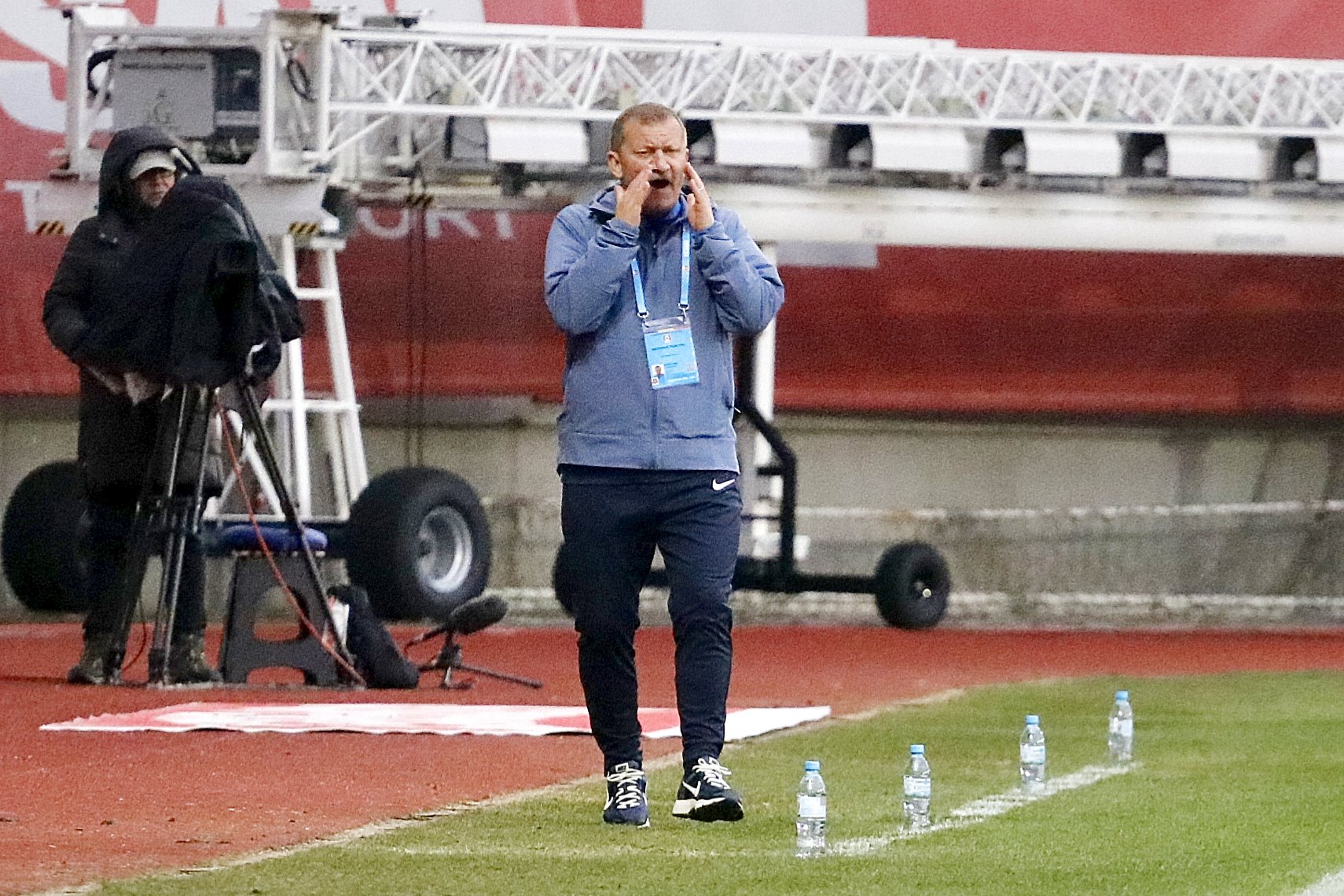 Imaginea disperării! Cum a fost surprins Dorinel Munteanu după încă un eșec în campionat