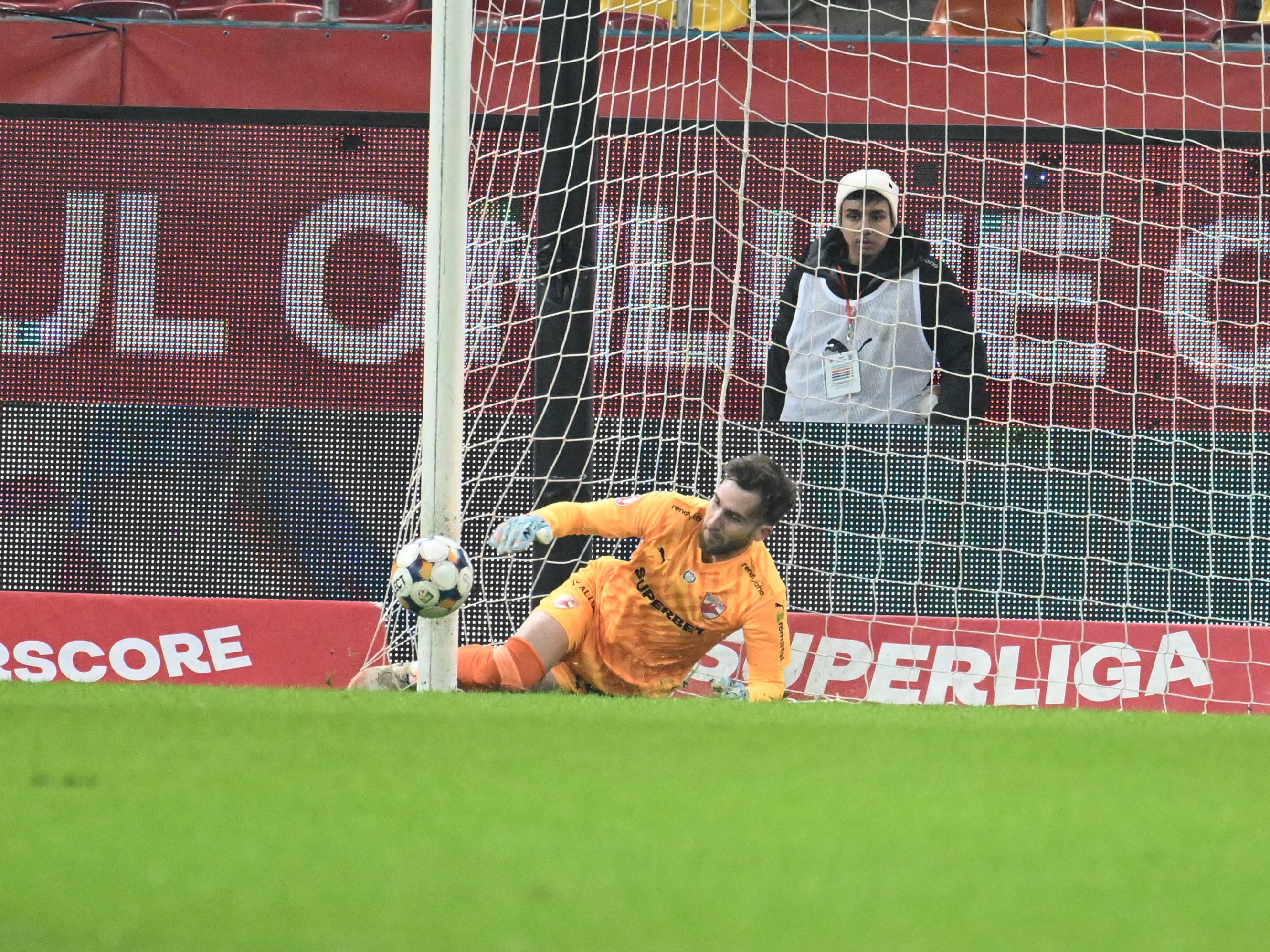 Eroare în lanț în defensiva „câinilor”, dar Roșca face minuni! Intervenția care a salvat-o pe Dinamo