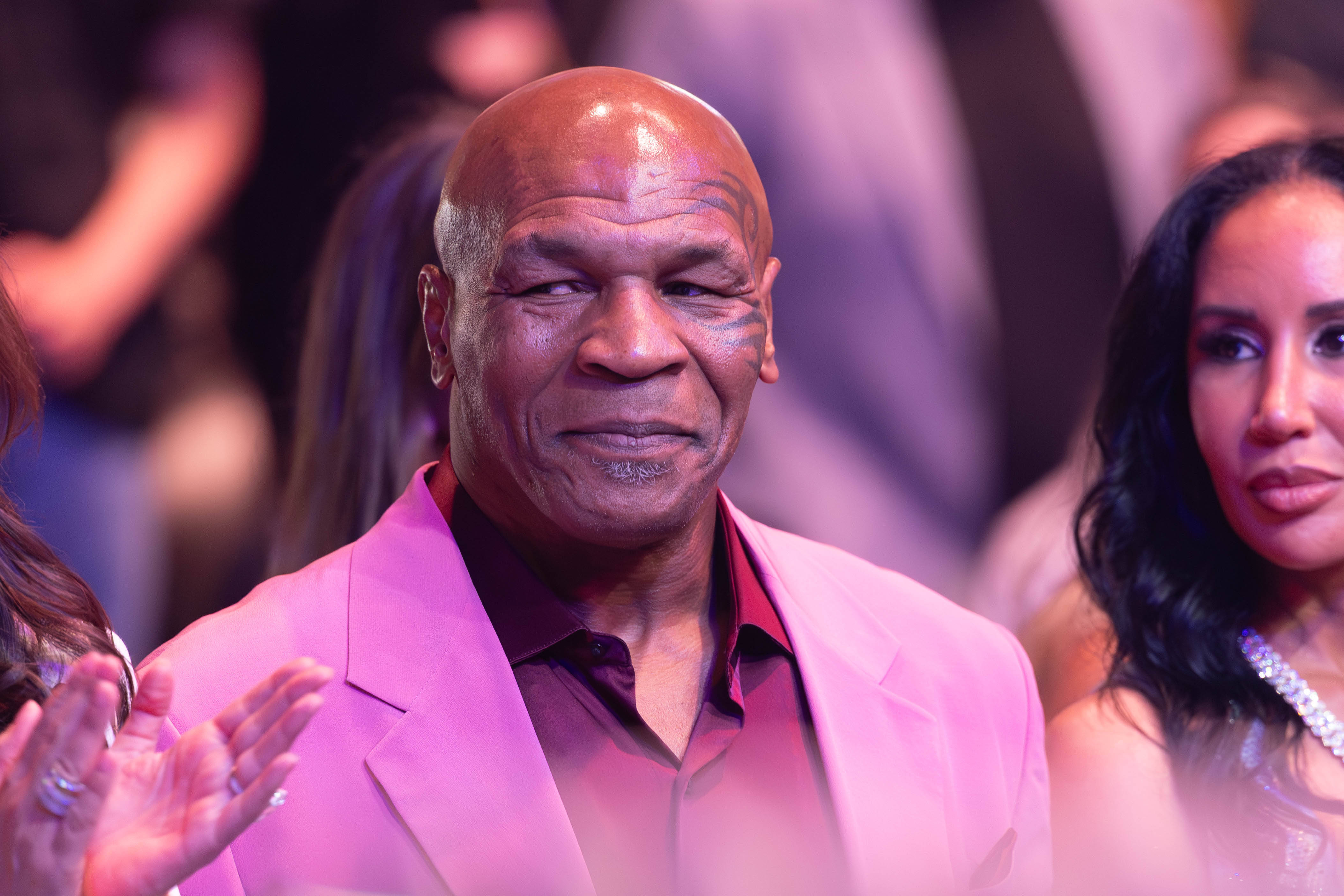Meciul Mike Tyson - Floyd Mayweather va avea loc foarte curând! Supriză mare: în ce țară se va disputa confruntarea