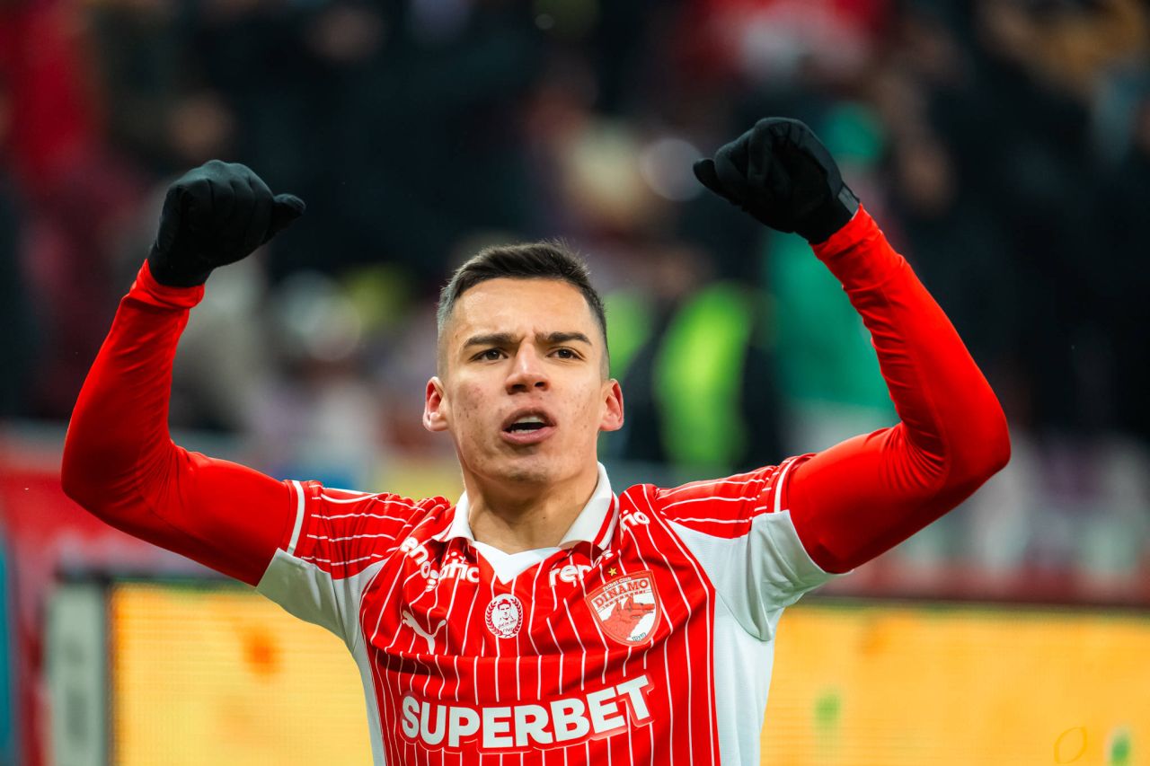 Cătălin Cîrjan în tricoul lui Dinamo, concentrat înaintea meciului Dinamo Rapid din play-off Liga 1, pe terenul de fotbal. | sursa foto: Sport.ro Cătălin Cîrjan în tricoul lui Dinamo, concentrat înaintea meciului Dinamo Rapid din play-off Liga 1, pe terenul de fotbal. | sursa foto: Sport.ro