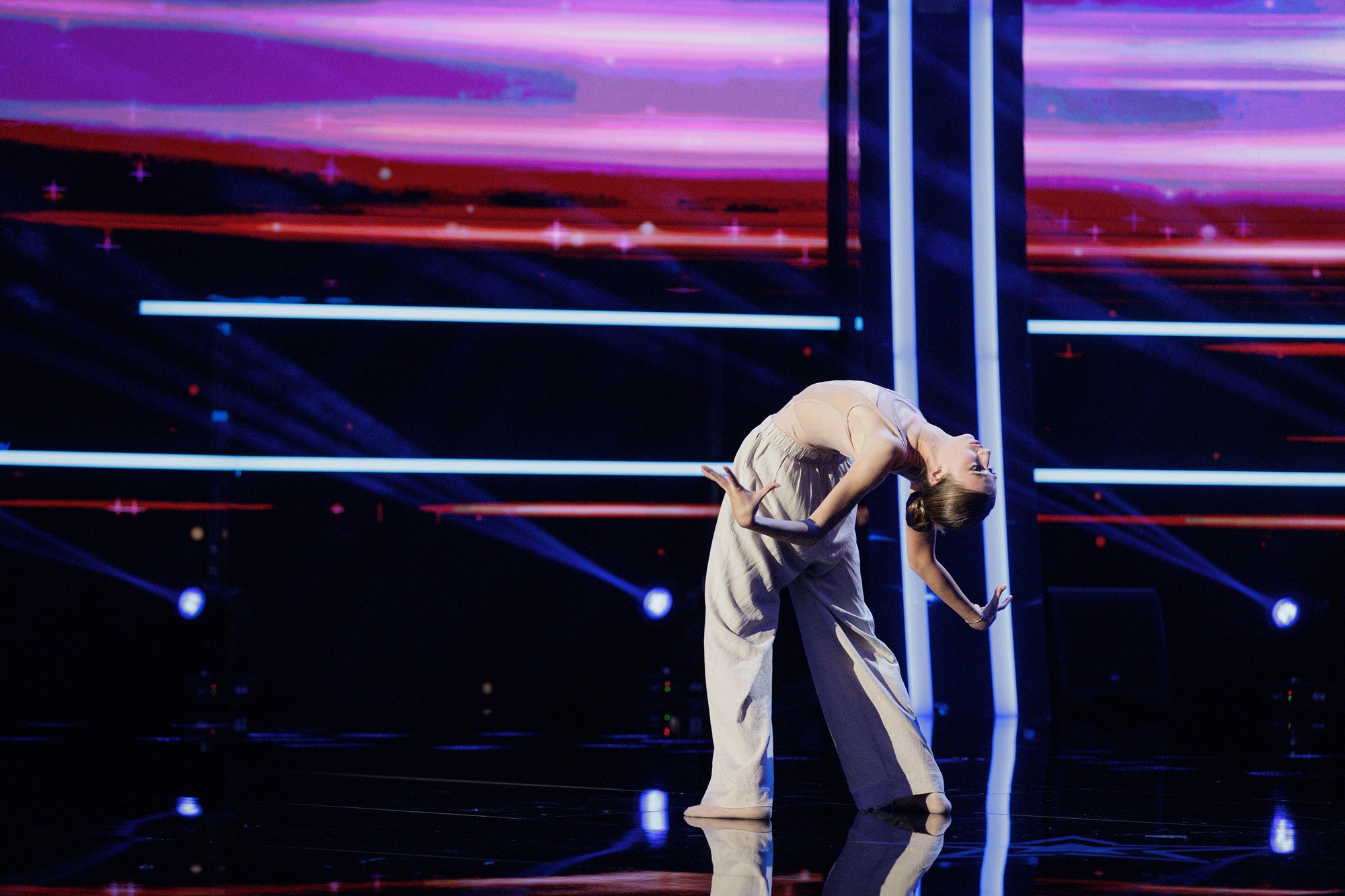 Visul din copilărie al unei adolescente devine astăzi realitate pe scena Românii au talent: „Are grijă să mă țină atunci când cad și... cad doar în brațele lui!”