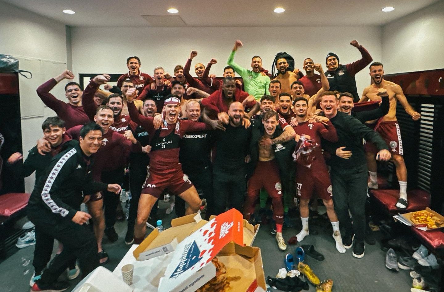 Rapidiștii au sărbătorit mâncând pizza după victoria cu Dinamo! Cele mai tari imagini din derby-ul de sâmbătă
