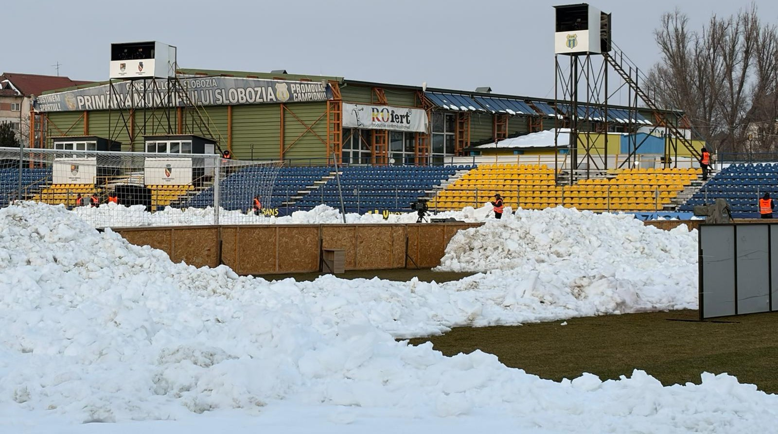 Nămeți uriași la Slobozia! Cum arată stadionul înaintea meciului cu Universitatea Craiova
