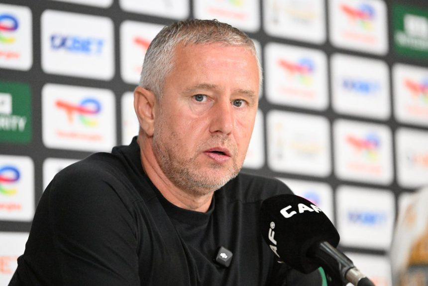 Furia lui Reghecampf face victime: „Afară cu ei!“. Deciziile românului, anunțate oficial de arabi