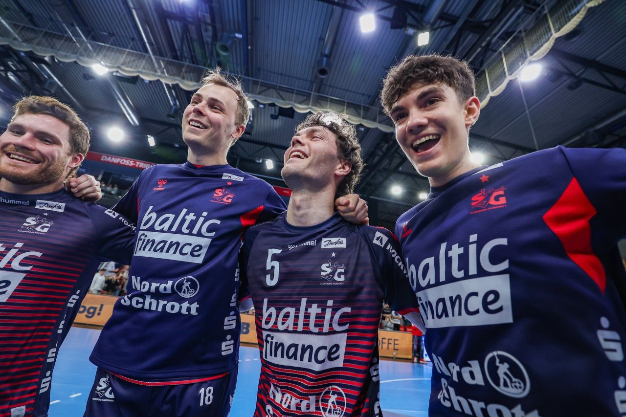 Cătălin Haidu în echipamentul SG Flensburg-Handewitt alături de portari legendari Bundesliga în vestiarul clubului german | sursa foto: Sport.ro Cătălin Haidu în echipamentul SG Flensburg-Handewitt alături de portari legendari Bundesliga în vestiarul clubului german | sursa foto: Sport.ro